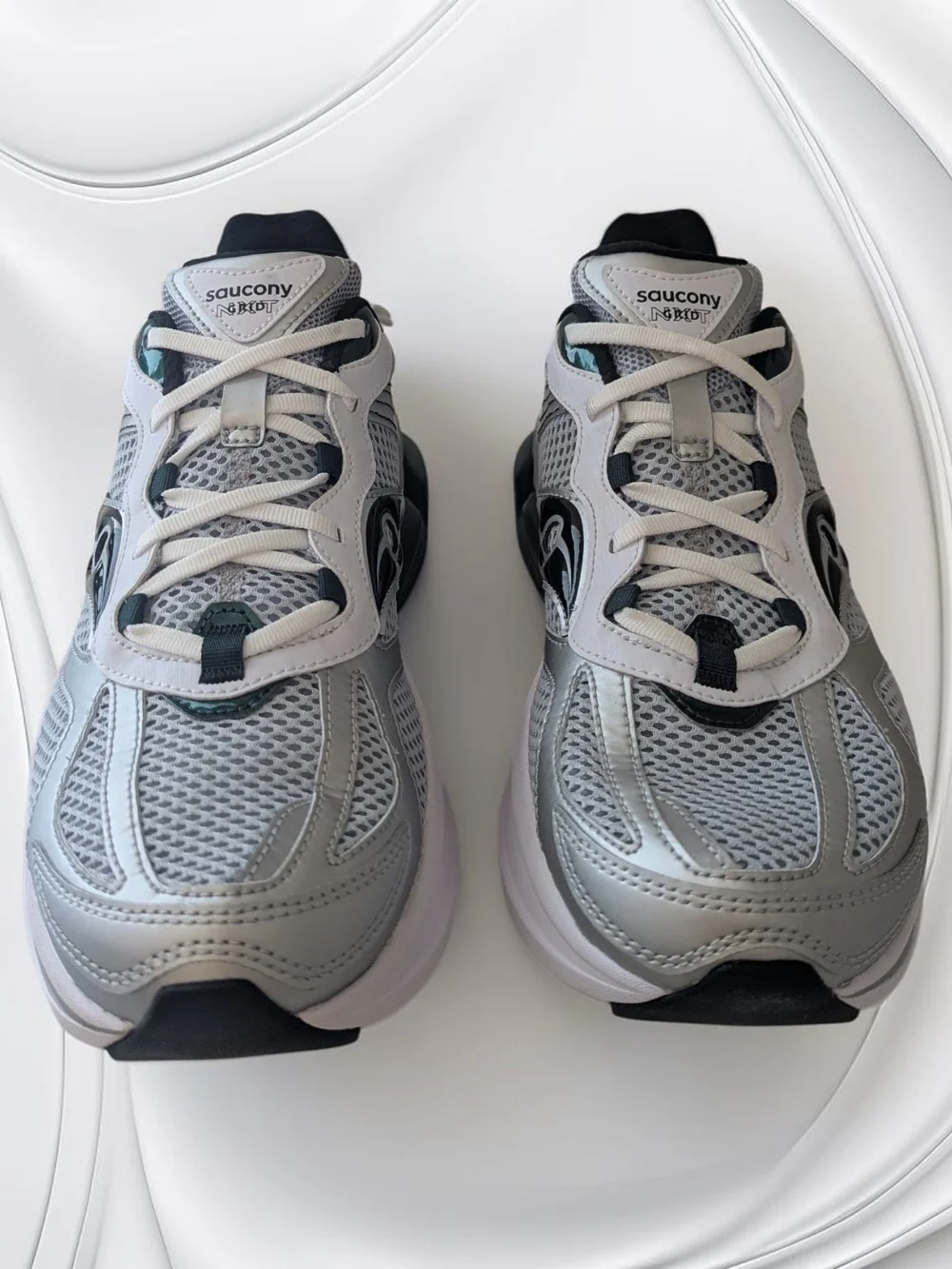 NWT Saucony GRID NXT Mens Size 10 Silver Green Running Shoe Sneakers